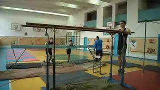 брусья параллельные - выход на махе назад