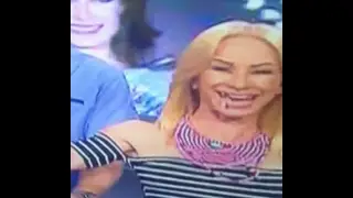 Sonya Cortes se le cae diente