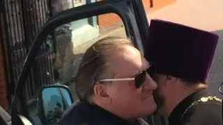 Жерара Депардьё в мордовской глубинке расцеловали и оглушили песней