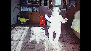 10 месяцев, ходит по комнате.