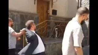 В Ереване забросали яйцами и помидорами здание посольства Белоруссии
