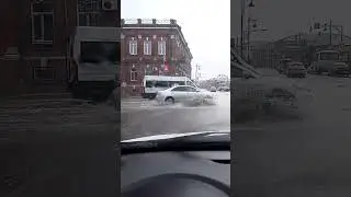 вчера был дождь .воды по колено в городе .