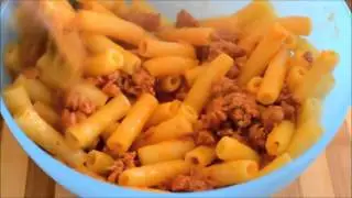 Tortiglioni con zucca e salsiccia al forno