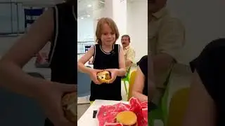 Нагло забрал бургер у незнакомца😱 