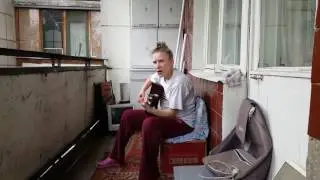 Медлячек поет девушка