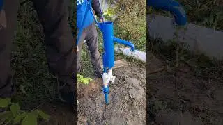 Качаем воду ручной колонкой из абиссинки