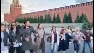 Үтүө сарсыарданан! Үгүрү-сүгүрү буолуҥ. Үөрүҥ-көтүҥ, уһуктуҥ,. Үрүҥ күнү айхаллааҥ!