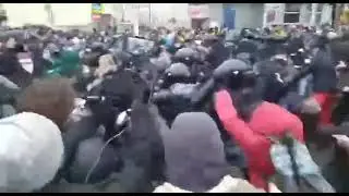 омон дерётся с народом,на митинге,очень жёстко