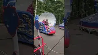 Дети катаются на ракушках в ЦПКиО🤗 Жена говорит каталась на этих самых 25 лет назад