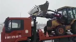 Перевозка трактора Caterpillar (аналог JCB 3 CX) на эвакуаторе MAN