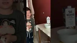 Амир первый раз себе готовит завтрак).Нам 6 лет