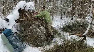 Building a Hut to Survive the Harsh Cold of Winter