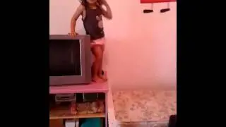 Fabia Melyssa para de pular...Pára!