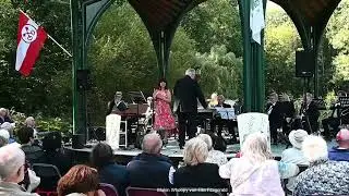 Podium de Waterlelie optreden Dansorkest Date 7-2-7 .  www.leidseglibber.nl