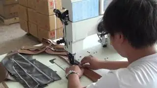 Elektronicky programovatelný šicí stroj pro ornamentální steh z calouneného nábytku