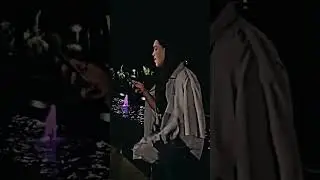 Поет девочка с перехода 