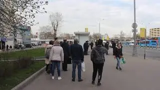 Очередь на автобус №856 в микрорайон "Павшинская Пойма" у метро "Тушинская" в начале часа-пик