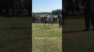 Маленький победил большого 😅