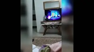 Scott assistindo  TV