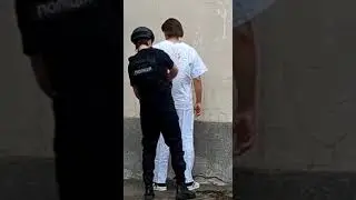 Украина удивительна, полицейский делает переливание крови прямо в подворотне.  #мир #новости #сво