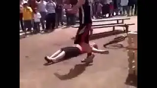 شاهد ماذا فعل مع البنت