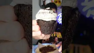 Gourmet Cookies & Cream Cupcake Review! 🧁 #cupcake #foodreview