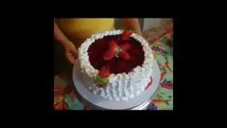 Bolo mousse de morango com gelatina