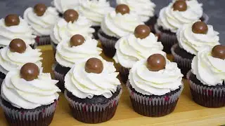 ВКУСНЯШКА НА КЕФИРЕ! 🍓 Воздушная выпечка ШОКОЛАДНЫЕ КЕКСЫ с клубникой Не оторваться!
