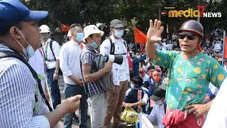 အမေရိကန်သံရုံးအဝင် ရဲများကလမ်းများပိတ်ထားကြကာ ပြည်သူများက ငြိမ်းချမ်းစွာအထိုင်သပိတ်ဖြင့် ဆန္ဒပြ