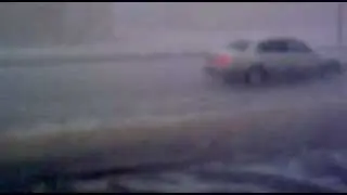 Snow at riyadh and a guy falling down , hahahah امطارو  ثلوج الرياض مع التزلج المضحك