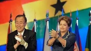 Dilma Rousseff canta 