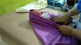 Begini cara membedong bayi baru lahir yang benar dan aman