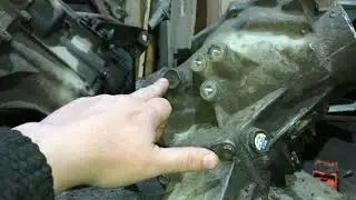 Toyota Probox NCP59 снятие МКПП с раздаткой для ремонта.