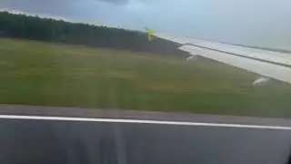 Момент посадки(S7 Airlines)Кто летал знает,как вжимает в кресло при взлете,и наоборот при торможении
