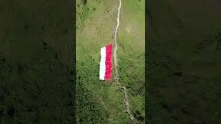 Momen Bersejarah: Mengibarkan Bendera Raksasa di Ketinggian Ekstrem #pendaki #gunung #video #shorts