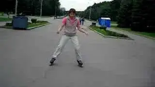 Учимся кататься спиной вперед на роликах.