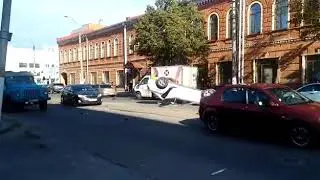 Парень встрял на 3 млн. Идиоты на дорогах.BMW перевернулась в Курске