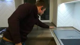 небольшая угловая кухня с фурнитурой Blum и материал Egger