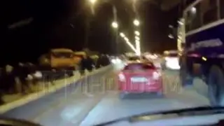 В СУРГУТЕ КАМАЗ ЗАБЛОКИРОВАЛ ВЪЕЗД В ГОРОД. ЛЮДИ ВЫБИРАЛИСЬ ИЗ ЗАТОРА ПЕШКОМ.