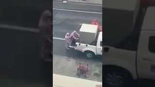 Молодую пару насильственно заставили сесть в тесный железный ящик