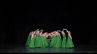 "Весенний хоровод". Исполняют учащиеся старших классов.