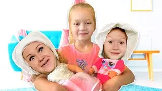 Леди би делает вид что играет в двух кукол похожих на Настю и маму Видео про малышку