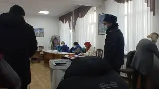Выборы в парламент: на УИК №7187 большая очередь, избиратель отдал свой бюллетень другому человеку