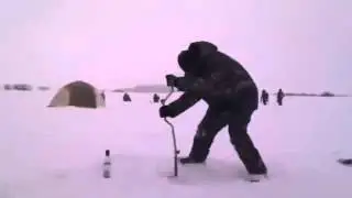Лунка для рыбалки. Как трудно сверлить лунку после водки