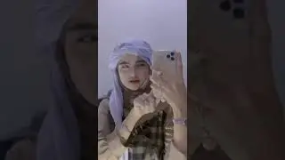 Coba tebak kakak satu ini pengang HP apa