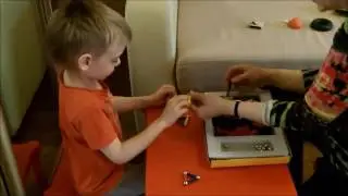 Егорка учится рисовать