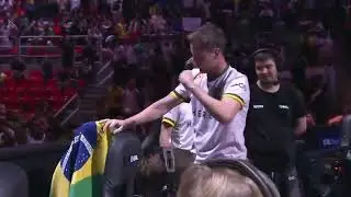 Cadian faz o grafite No major de awp na overpass - major no gaules