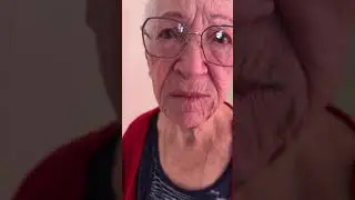 A mão na cintura tadinho, pensando o que que eu vou fazer com esse rolo do dinheiro