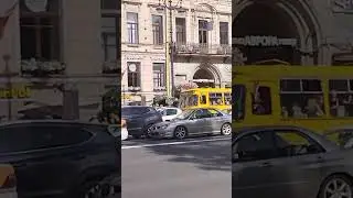 Битком набитый ЛиАЗ-677 едет по Невскому проспекту вид снаружи снято 2 сентября 2023 года