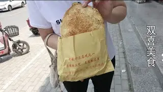 实拍开封的烧饼夹菜，五个师傅同时开工，一天卖出五袋面